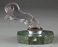 Miscellaneous, FROM FROM AN AMERICAN PRIVATE COLLECTION. R. LALIQUE. 'CinqCheveaux' automobile mascot on original chrome collar and gree...