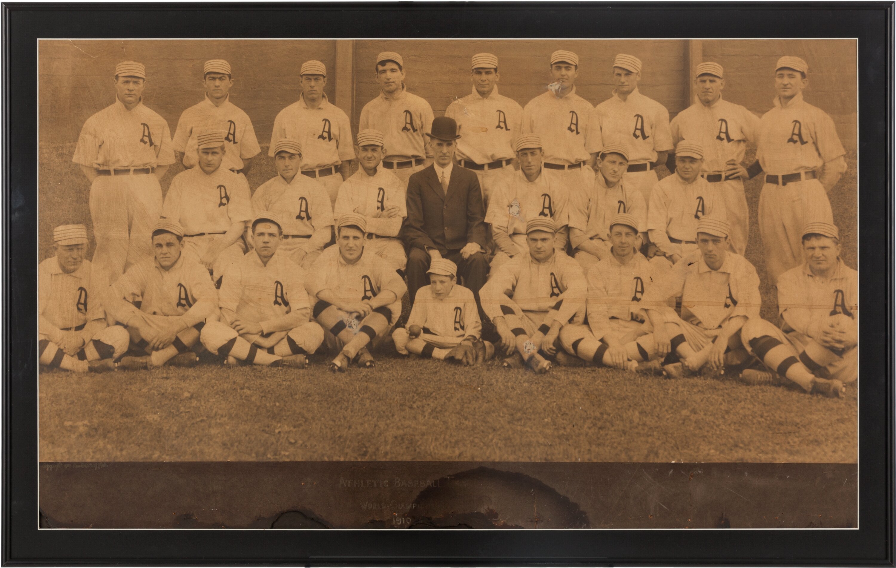  1910 PHILADELPHIA ATHLETICS TEAM PHOTO