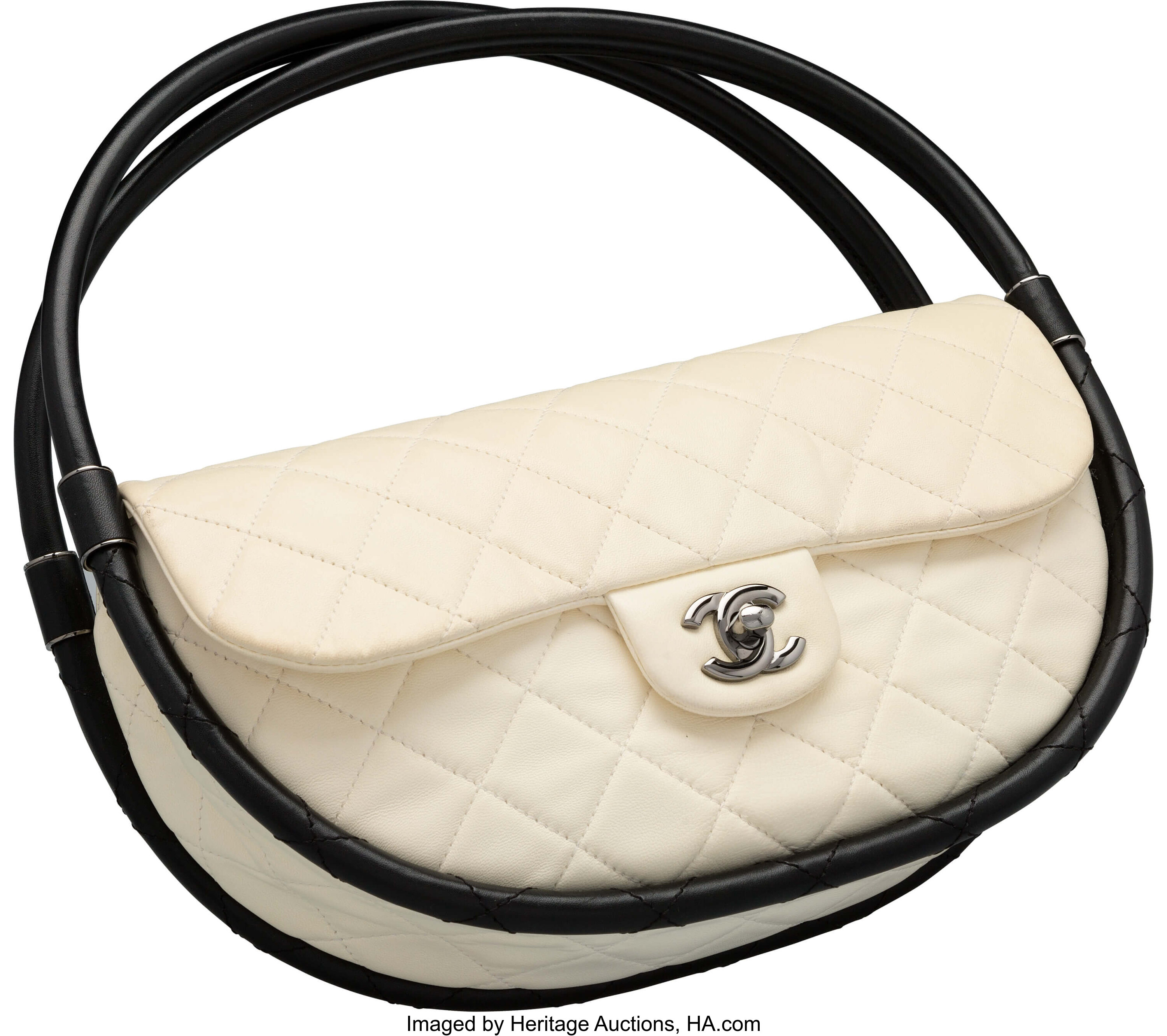 Chanel Hula Hoop Bag First Impression + What Fits // Medium Chanel Hula Hoop  in Black Lambskin 