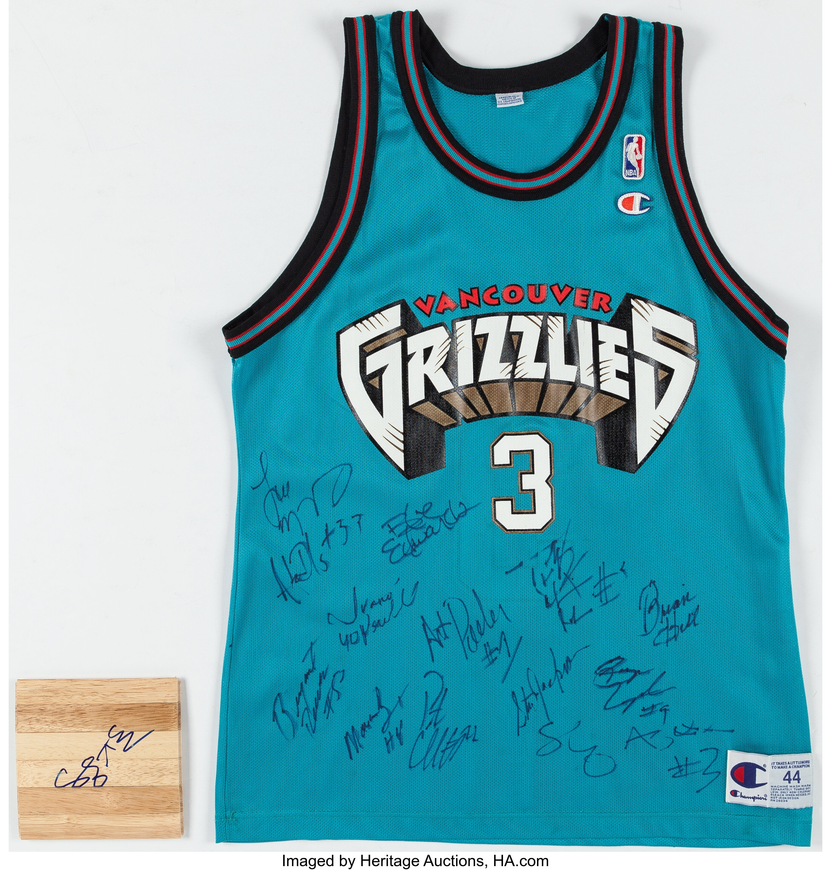 VINTAGE CHAMPION VANCOUVER GRIZZLIES BRYANT REEVES SIGNED JERSEY