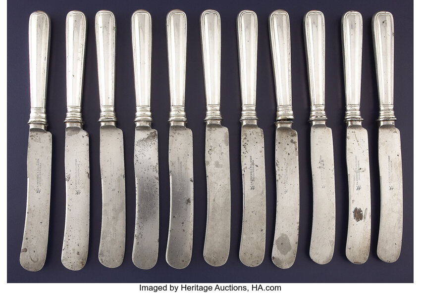 A SET OF ELEVEN GERMAN SILVER DINNER KNIVES. Unknown maker, circa