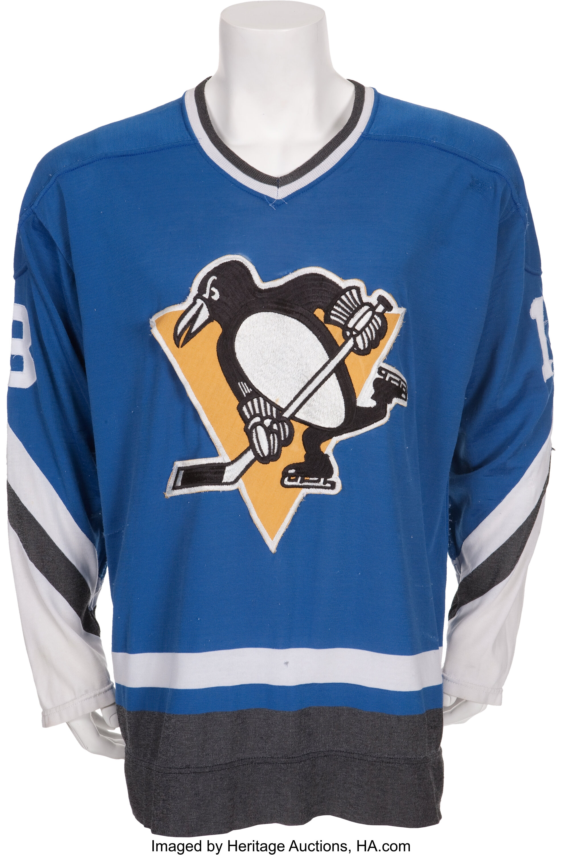 The Pittsburgh Penguins jersey on display at NHL store – Stock