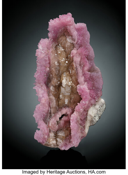 1950 年代後期在巴西開採的 La Madona Rose 薔薇石英礦物標本（約40*20公分），在 Heritage 拍賣會上以 662,500 美元（約新台幣兩千多萬）成交，創下了該拍賣會上最高價的礦物標本記錄。Heritage Auctions image